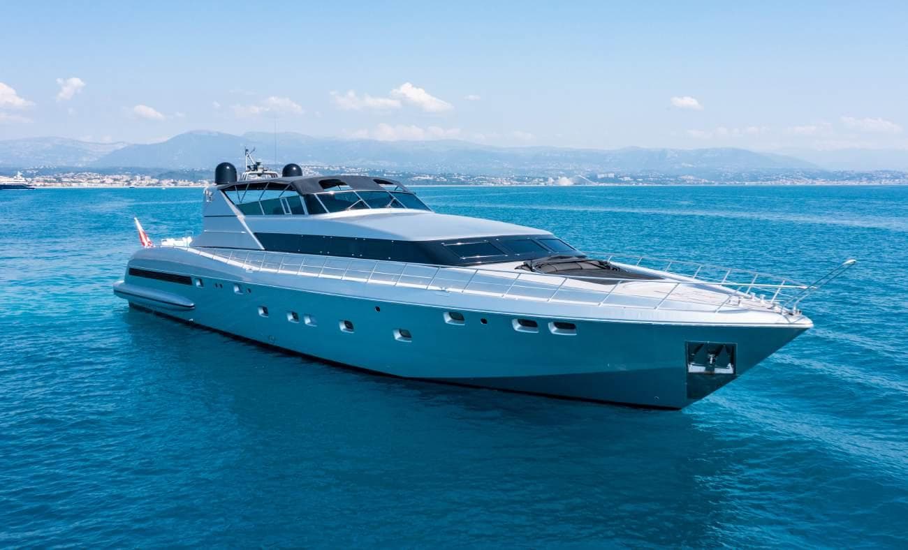 Yacht Lauren V starboard profile in the Gulf of Saint-Tropez