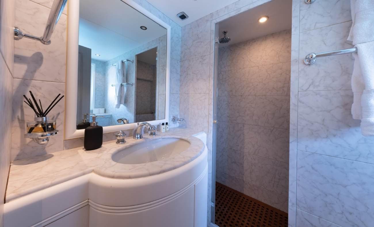 Twin cabin ensuite bathroom with shower and washbasin