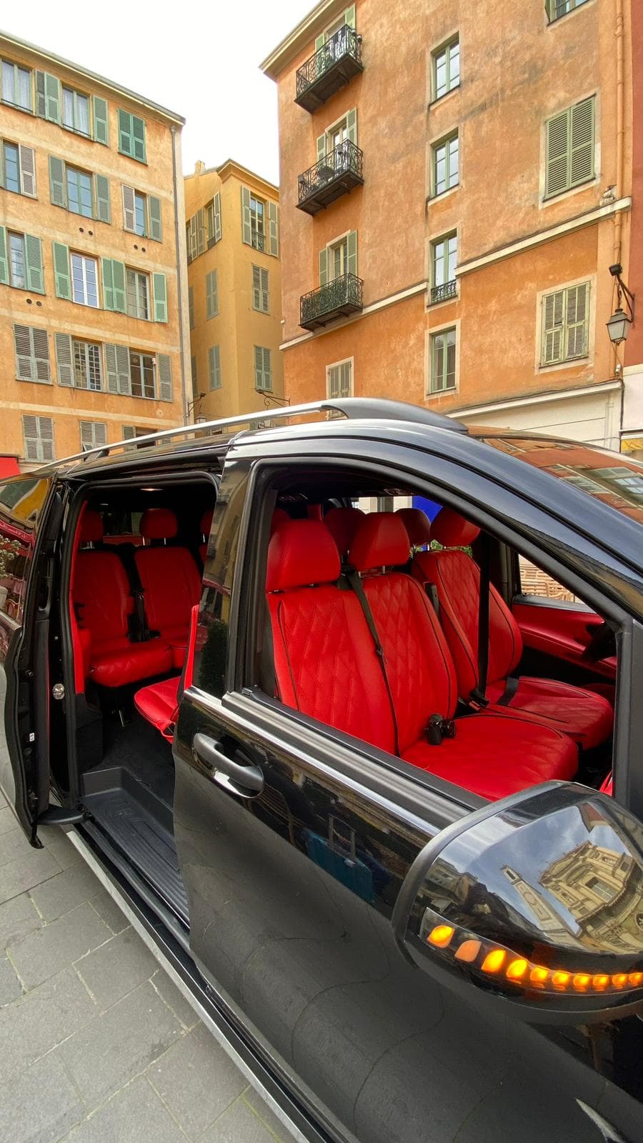 Intérieur cuir capitonné rouge carmin du Mercedes V-Class VIP Édition Maybach, van avec chauffeur sur la Côte d'Azur