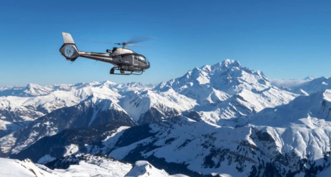 Hélicoptère à l'Altiport de Courchevel dans les Alpes françaises