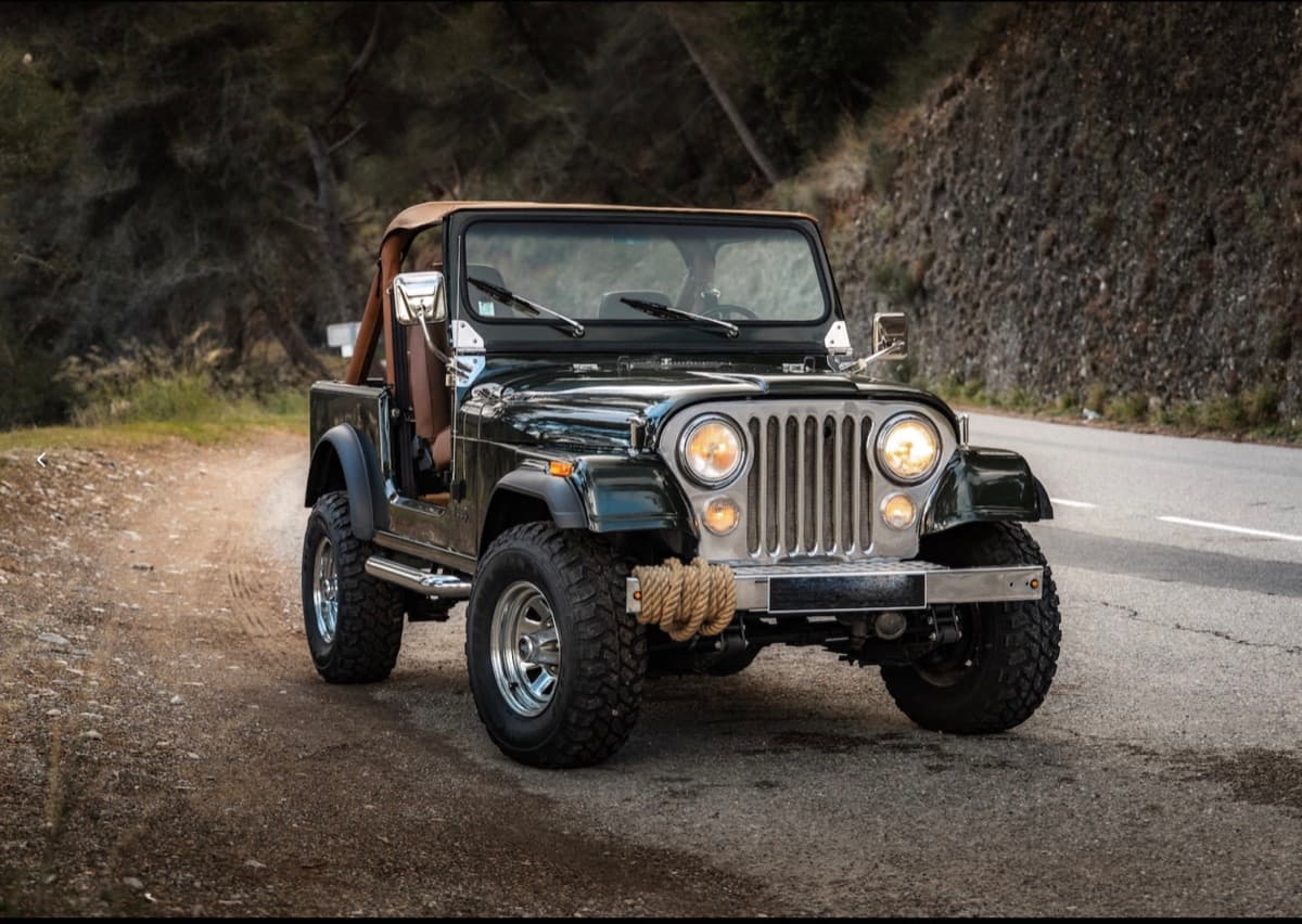 Jeep CJ7 Laredo 1983 classic open-air SUV